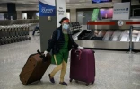 Une femme tire ses bagages à l'aéroport international de Washington-Dulles, aux Etats-Unis, en novembre 2020