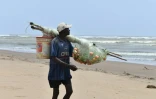 Un pêcheur marche sur la rive de l'estuaire de la rivière Sabaki à Malindi, au Kenya, le 10 février 2022