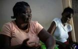 Maria Paul, 53 ans, née en République dominicaine mais qui n'a jamais été enregistrée dans le pays, à côté de sa fille Yohana lors d'un entretien avec l'AFP dans leur maison de l'ouest de Saint-Domingue, le 28 mars 2023