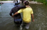 Marcel Maldonado traverse une dernière rivière avant de sortir de la jungle du Darien, près de Bajo Chiquito au Panama, le 21 septembre 2023