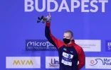 Le Britannique Adam Peaty sur la plus haute marche d podium du 100 m brasse à Budapest, le 18 mai 2021