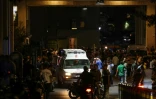 Des ambulances entourées par la foule à l'entrée de l'université américaine de Beyrouth, le 17 septembre 2024
