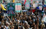 Des partisans des autorités houthies brandissent leurs armes lors d’une manifestation contre l’intervention saoudienne au Yémen, le 9 octobre 2026 à Sanaa