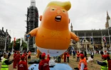 Des manifestants anti-Trump avec un ballon caricaturant le président américain près du Parlement britannique à Londres le 4 juin 2019