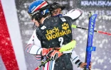 Le Français Clément Noël, vainqueur du slalom de Coupe du monde, félicite son compatriote Victor Muffat-Jeandet (2e), le 14 mars 2021 à Kranjska Gora (Slovénie