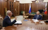 Photo fournie par l'agence russe Spoutnik montrant le patron du Fonds souverain russe Kirill Dmitriev  (à gauche) avec le président russe Vladimir Poutine le 13 janvier 2025 au Kremlin à Moscou