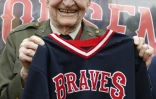 Gail Halvorsen pose avec un maillot de l'équipe locale de baseball "Berlin Braves", lors d'une cérémonie sur l'ancien aéroport de Tempelhof à Berlin, le 11 mai 2019
