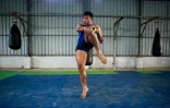 Tun Tun Min, pratiquant de la boxe birmane, le Lethwei s'entraîne dans un club de Rangoun, le 18 décembre 2015