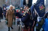 La reine Camilla (g) arrive pour visiter une galerie d'art Ă Aberdeen, le 18 janvier 2024 en Ecosse