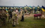 Enterrement de militaires ukrainiens au carré militaire du cimetière de Bezlioudikovka, près de Kharkiv dans l'est de l'Ukraine, le 21 mai 2022
