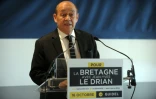 Le ministre de la Défense Jean-Yves Le Drian lors d'une conférence de presse le 16 octobre 2015 à Guidel