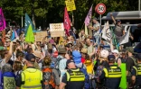 Des activistes du mouvement écologiste Extinction Rebellion bloquent une autoroute, le 9 septembre 2023 à La Haye, aux Pays-Bas