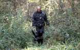 Darko Muzica, président de l'Association des chasseurs de truffes d'Istrie, marche dans la forêt avec son chien près de Motovun, le 27 octobre 2021 en Croatie