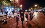 Des supporters du Paris Saint Germain (PSG) sur les Champs-Elysées après la défaite de leur club contre le Bayern Munich en finale de la Ligue des Champions, le 23 août 2020 à Paris