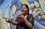 Alwa, première rappeuse aymara, devant une fresque murale à El Alto, en Bolivie, le 19 avril 2022