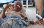 Un vieil homme blessé par le séisme qui a ravagé l'Equateur pris en charge à l'hôpital de Manta, le 22 avril 2016