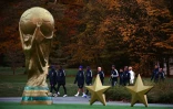 Didier Deschamps (centre) arrive avec les joueurs pour un entraînement à Clairefontaine, le 12 novembre 2018