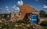 Une maison détruite dans le village de Vilkhivka, dans l'Est de l'Ukraine, le 14 mai 2022 