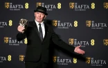 Le réalisateur français Jacques Audiard pose avec son prix pour "Emilia Perez" lors de la cérémonie des British Academy Film Awards à Londres, le 16 février 2025