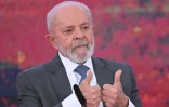 Le président brésilien Luiz Inacio Lula da Silva fait un signe des mains lors d'une cérémonie au palais de Planalto à Brasilia, le 25 octobre 2024