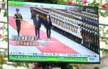 Un poste de télévision dans un restaurant de Hong Kong diffuse des images du président chinois Xi Jinping accueillant à Pékin son homologue russe Vladimir Poutine, le 20 mai 2026