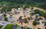 Vue aérienne de maisons sous les eaux dans la région de Jackson, le 28 juillet 2022 au Kentucky