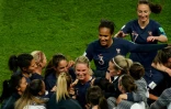 La milieu Amandine Henry (c) félicitée par ses coéquipières après son but face à la Corée du Sud, en match d'ouverture du Mondial au Parc des Princes, le 7 juin 2019
