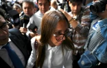La psychiatre Agustina Cosachov (c) arrive pour le procès sur la mort de la légende du football argentin Diego Maradona au tribunal de San Isidro, dans la province de Buenos Aires, en Argentine, le 11 mars 2025