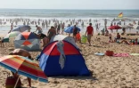 Des vacanciers sur la plage de Lacanau pendant un épisode de canicule, le 21 août 2023 en Gironde