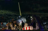 Un Boeing 737 de la compagnie turque Pegasus brisé en deux après être sorti de piste à l'aéroport international Sabiha Gökcen d'Istanbul, le 5 février 2020
