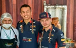 Max Verstappen (d) pose avec son équipier chez Red Bull, Alexander Albon (c), dans la cuisine du paddock sur le circuit du GP du Mexique, le 24 octobre 2019 à Mexico