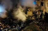 Un immeuble résidentiel en flammes dans la banlieue de Kiev, le 25 février 2022