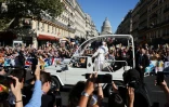 Le pape Léon XIV dans la papamobile lors de sa déambulation à Paris le 25 septembre 2026