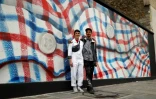 Le couple d'artistes Ella et Pitr devant leur fresque murale "Métaphore de quelqu'un" à Paris le 12 juin 2020