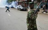Un policier recharge son arme lors d'une manifestation de l'opposition à Nairobi le 13 octobre 2017