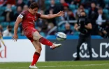 Le demi de mêlée de Toulouse, Antoine Dupont, frappe le ballon lors de la finale de la Coupe d'Europe contre La Rochelle, au stade de Twickenham, le 22 mai 2021