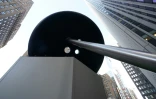 Une sculpture d'un bouton et d'une aiguille géantes érigée au coeur du Garment District, non loin de Times Square
