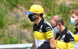 Le pilote français de Renault Esteban Ocon (masque noir) parcourt, à pied, avec son équipe, le circuit de Spielberg, le 2 juillet 2020