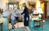 La reine Elizabeth II rencontre la nouvelle cheffe du camp conservateur britannique Liz Truss pour l'inviter à former un gouvernement, au château de Balmoral (Royaume-Uni), le 6 septembre 2022
