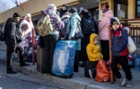 Des réfugiés ukrainiens dans une gare de Pologne, le 17 mars 2022