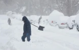 Un habitant déblaie la neige dans une rue de Toronto au Canada, le 17 janvier 2022
