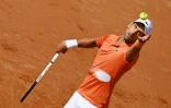 Novak Djokovic au service contre Stefanos Tsitsipas à Rome, le 15 mai 2022 