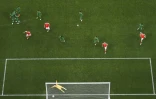 Le gardien saoudien Abdullah Al-Mayouf encaisse un coup franc d'Alexander Golovin lors du Mondial, le 14 juin 2018 à Moscou