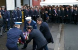 Le président français François Hollande et le maire de Montrouge déposent une couronne en hommage à la policière municipale tuée il y a un an, le 9 janvier 2016 à Montrouge