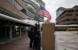Des manifestants installent un drapeau américain dans l'enceinte de l'université polytechnique de Hong Kong, le 20 novembre 2019