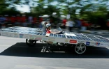 Un conducteur en action lors de la course de voitures solaires à Nicosie le 23 juin 2019