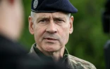 Pierre Schill, chef d'Etat-major de l'armée de terre, répond aux questions des journalistes lors du premier "challenge international" de drones militaires à Semoutiers-Montsaon, le 20 mai 2026 en Haute-Marne