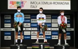 Le podium de la course élite des Mondiaux de cyclisme à Imola: (de gauche à droite) Wout van Aert, le champion Julian Alaphilippe et Marc Hirschi, le 27 septembre 2020