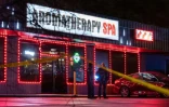 Des policiers devant un salon de massage d'Atlanta, visé par une fusillade le 16 mars 2021