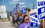 Des membres du syndicat de l'automobile (UAW) manifestent le 15 septembre 2023 Ă Detroit, Michigan